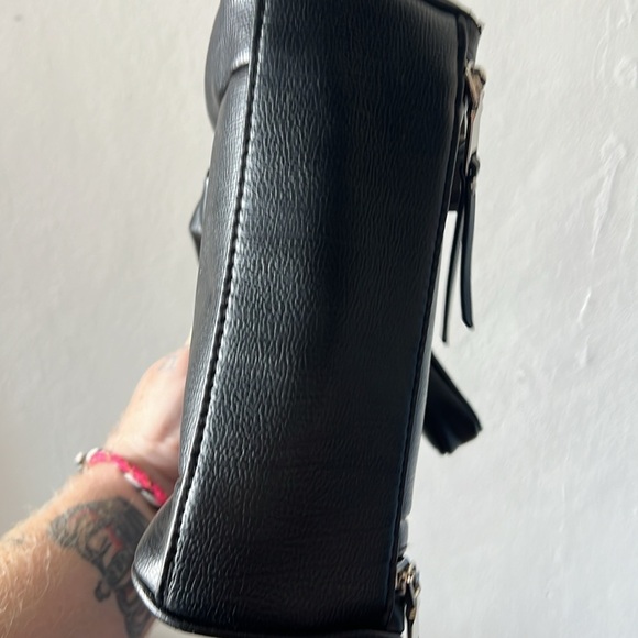 Madden NYC Crossbody Barrel /Mini Purse W/removable Coin Pouch Strap Adjustable - Picture 4 of 4